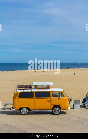 Scheveningen Beach, Paesi Bassi - 21 maggio 2017: Orange VW Combi camper wagen al salone di auto classiche raffreddate ad aria Foto Stock