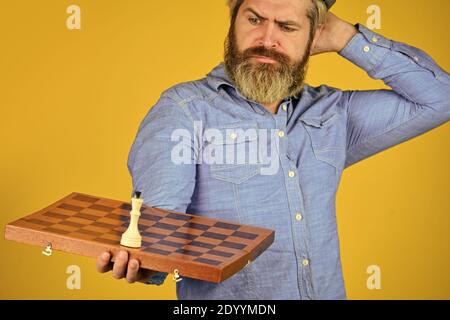 Scacchi. Gioco intellettuale. Giocatore di Grandmaster. Lezione di Scacchi. Sviluppo cognitivo. Divertiti con il torneo. Concetto di strategia. Concorso di scacchi. Gioco da tavolo. Uomo pensieroso bearded gioca a scacchi. Foto Stock