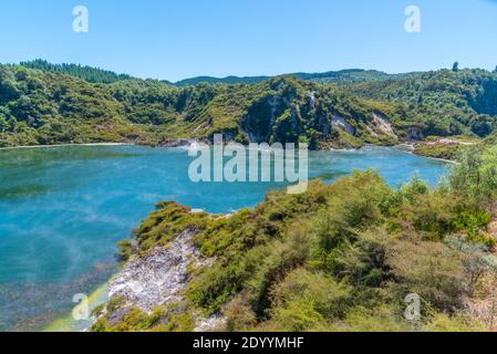 Frittura pan lago e cratere eco nella valle vulcanica di Waimangu un Nuova Zelanda Foto Stock