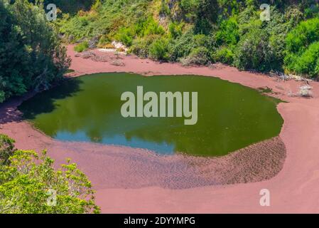 Lago cratere meridionale nella valle vulcanica di Waimangu in Nuova Zelanda Foto Stock