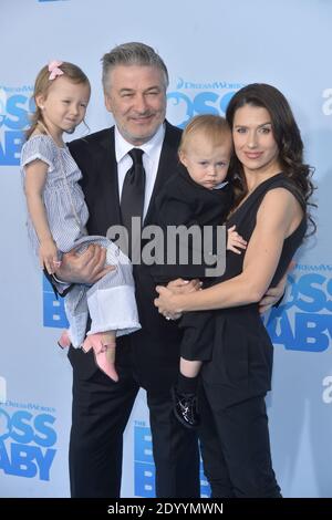 Carmen Gabriela Baldwin, Alec Baldwin, Leonardo Angel Charles Baldwin e Hilaria Baldwin partecipano alla Premiere 'The Boss Baby' di New York all'AMC Loews Lincol Foto Stock