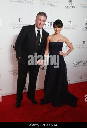 L'attore Alec Baldwin e la moglie Hilaria Thomas frequentano l'American Ballet Theater 2014 che apre la serata di gala al David H. Koch Theatre al Lincoln Center Foto Stock