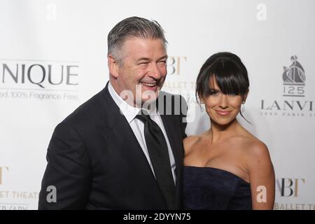 L'attore Alec Baldwin e la moglie Hilaria Thomas frequentano l'American Ballet Theater 2014 che apre la serata di gala al David H. Koch Theatre al Lincoln Center Foto Stock