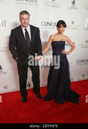 L'attore Alec Baldwin e la moglie Hilaria Thomas frequentano l'American Ballet Theater 2014 che apre la serata di gala al David H. Koch Theatre al Lincoln Center Foto Stock