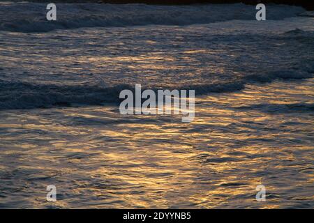 astratto ispiratore vgolden calma mare al tramonto, libertà meditazione concetto, calmante sfondo d'acqua Foto Stock