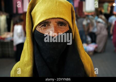 MAROCCO / Marrakech / matura donna velata Foto Stock