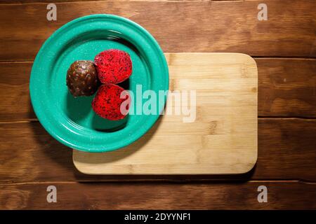 Rosso pieno Pitaya ana dimezzato su verde peltre piatto tradizionale messicano Foto Stock