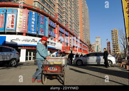 CINA provincia Xinjiang città Urumqi , a causa dell'alta migrazione di han cinese il popolo uigur musulmano è oggi una minoranza, la vecchia città di uigur è demolita e sostituita da nuove torri / CINA Provincia Xinjiang , Stadt Ueruemqi , in Urumqi lebt das muslimische Turkvolk der Uiguren, Unternehmungen von Han Chinesen nur noch eine Minderheit, die uigurische Altstadt wurde durch Hochauser ersetzt Foto Stock