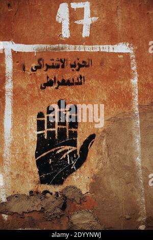 MAROCCO / Marrakech / la mano Nera un graffiti su un muro rosso. Foto Stock