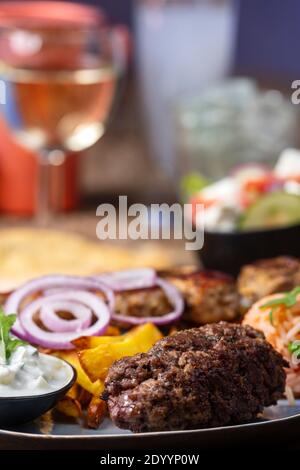 spiedini di souflaki greci con patatine fritte Foto Stock