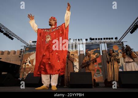 Festival mondiale di musica di Gnaoua a Essaouira musicisti di Gnawa che si esibiscono sul palco a Essaouira, Marocco Foto Stock