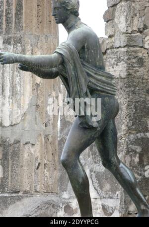 Primo piano della statua di bronzo di Apollo nel santuario delle rovine di Apollo e scavi di Pompei a Napoli Italia Foto Stock