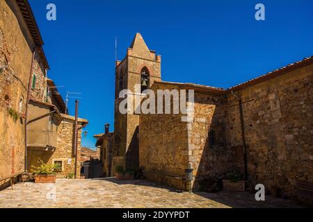 Il campanile della chiesa medievale dei Santi Cerbone e Michele (Santi Cerbonio e Michele) del XII secolo, la chiesa parrocchiale principale di Montorsaio in Foto Stock