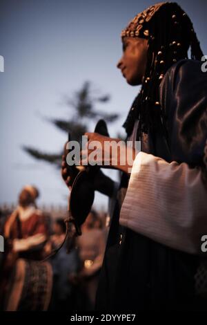 MAROCCO / Essaouira /Gnaoua Festival mondiale di musica a Essaouira Gnawa musicisti che si esibiscono in una delle città di Essouira. Foto Stock