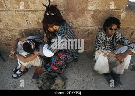 Hippies con i Dreadlock durante il festival mondiale di musica di Gnaoua a Essaouira, Marocco Foto Stock