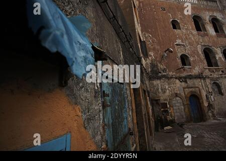 MAROCCO / Essaouira / strada stretta e colorate vecchie case della medina medievale di Essaouira, Foto Stock
