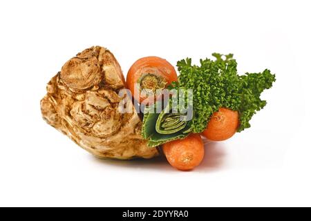 Mazzetto di zuppe di verdure contenenti carote, porri, prezzemolo e radice di sedano isolato su fondo bianco. Tradizionalmente venduto in pacchetti a supe tedesco Foto Stock