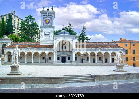 Udine, Friuli, Italia, Loggia di San Giovanni e la torre dell'orologio Foto Stock
