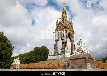 Un visitatore ammira l'Albert Memorial di Hyde Park, Londra, Regno Unito Foto Stock