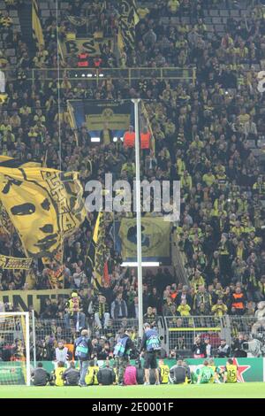 Borussia Dortmund tifosi e sostenitori durante la partita di calcio della UEFA Champions League, Borussia Dortmund Vs Olympique de Marseille allo stadio BVB di Dortmund, Germania, il 1 ottobre 2013. Foto di Guillaume Chagnard/ABACAPRESS.COM Foto Stock