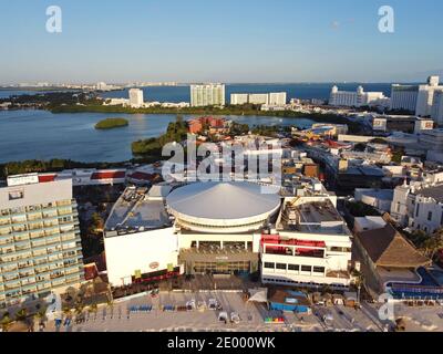 Cancun Hard Rock Cafe e Forum vicino al Sea Mall vista aerea al mattino in Hotel zone, Cancun, Quintana Roo QR, Messico. Foto Stock