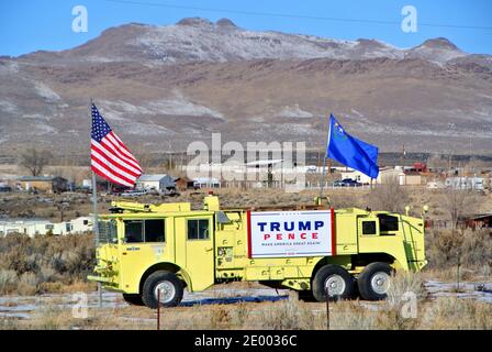 il rancher patriottico della navada sfugge la bandiera americana e i segni che sostengono la tromba Pence vicino elko Nevda in campagna 2020 Foto Stock