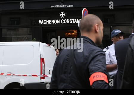 Poliziotti corton fuori di una strada vicino a Place Vendome a Parigi, Francia, il 4 ottobre 2013, a seguito di una rapina in un negozio di gioielli Vacheron Constantin da una dozzina di persone armate con cappuccio che rubano principalmente orologi di lusso, utilizzando un martello slitta per rompere le finestre. Un venditore è stato ferito durante il furto e due dei sospetti sono stati arrestati dalla polizia. Foto di ABACAPRESS.COM Foto Stock