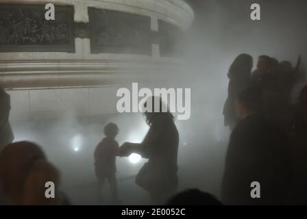 La gente scopre 'Fog Square', un'opera dell'artista giapponese Fujiko Nakaya nell'ambito dell'evento 'Nuit Blanche' o 'White Night', in piazza Republique, a Parigi, Francia, il 5 ottobre 2013. Foto di Ammar Abd Rabbo/ABACAPRESS.COM Foto Stock