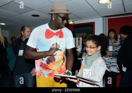 Moussier Tombola durante il ventesimo galà annuale di raccolta fondi 'Faire Face' per bambini malati, tenutosi all'Opera di Avignone, in Francia, il 12 ottobre 2013. Foto di Nicolas Briquet/ABACAPRESS.COM Foto Stock