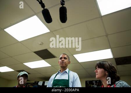 Il presidente DEGLI STATI UNITI Barack Obama visita con i lavoratori federali furloughed che si sono offerti di volontariato ad una cucina Martha's Table il 14 ottobre 2013 a Washington, DC, USA. In una dichiarazione alla stampa, il presidente ha invitato il congresso a porre fine allo stallo del bilancio e a consentire ai dipendenti federali di tornare al lavoro. Foto di T.J. Kirkpatrick/piscina/ABACAPRESS.COM Foto Stock