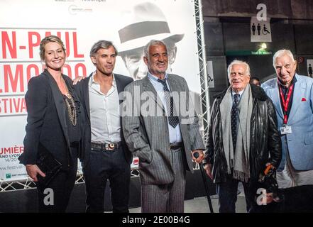 Paul Belmondo, sua moglie Luana Belmondo, Jean-Paul Belmondo, Alain Belmondo, Charles Gerard alla cerimonia di apertura del 5° Festival del Cinema Lumiere e al tributo all'attore francese Jean-Paul Belmondo a Lione, in Francia, il 14 ottobre 2013. Foto di Vincent Dargent/ABACAPRESS.COM Foto Stock