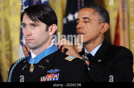 Il presidente Barack Obama premia il capitano William Swenson, l'esercito degli Stati Uniti, la Medaglia d'onore durante una cerimonia nella stanza orientale della Casa Bianca a Washington, DC, USA, 15 ottobre 2013.Foto di Olivier Douliery/ABACAPRESS.COM Foto Stock