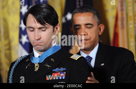 Il presidente Barack Obama premia il capitano William Swenson, l'esercito degli Stati Uniti, la Medaglia d'onore durante una cerimonia nella stanza orientale della Casa Bianca a Washington, DC, USA, 15 ottobre 2013.Foto di Olivier Douliery/ABACAPRESS.COM Foto Stock