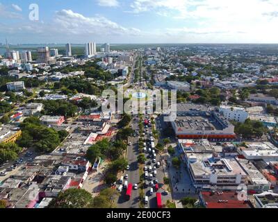 Avenida Tulum Avenue vista aerea nel centro di Cancun, Quintana Roo QR, Messico. Foto Stock