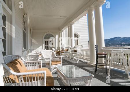 Estes Park, CO - 31 ottobre 2020: Portico anteriore dello storico Staley Hotel in Estes Park vicino al Rocky Mountain National Park Foto Stock