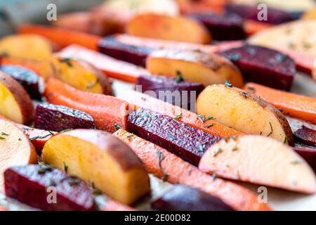 Ristorante, vegetarianismo, veloce, salute, ricette concetti - forno cotta verdure tagliate patate carote, funghi con aneto stagionante. Arrosto Foto Stock