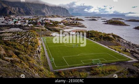 Fußballplatz, Fußballfeld Lofoten Henningsvaer Norvegia Norvegia Luftaufnahme, Drohne Foto Stock