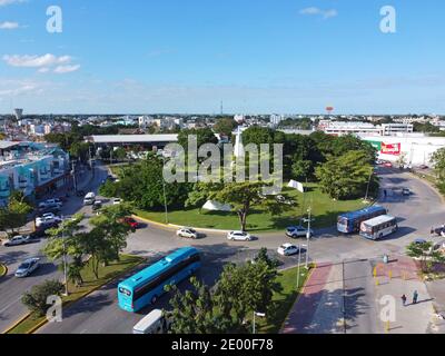 La piazza della città di Cancun e il monumento di storia messicana vista aerea su Avenida Tulum, Cancun, Quintana Roo QR, Messico. Foto Stock