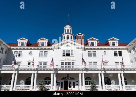 Estes Park, CO - 31 ottobre 2020: L'esterno dello storico Stanley Hotel in Estes Park vicino al Rocky Mountain National Park Foto Stock