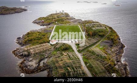 Fußballplatz, Fußballfeld Lofoten Henningsvaer Norvegia Norvegia Luftaufnahme, Drohne Foto Stock