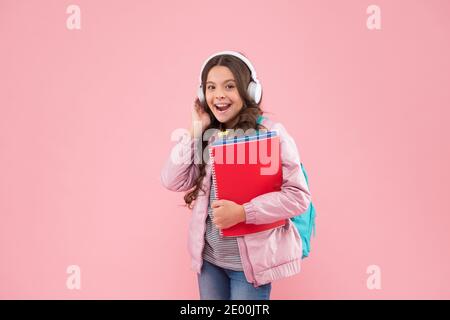 Senti la canzone. Happy child Ascolta la musica in cuffia. Scuola di musica. Educazione musicale. Tecnologia moderna. Prendere la melodia. Foto Stock