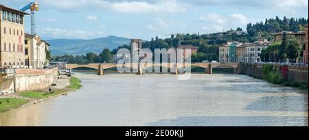 Il Ponte alle grazie a Firenze, Italia martedì 22 ottobre 2013. Questa vista si affaccia verso sud sul fiume Arno dal Ponte Vecchio. Foto di Ron Sachs/CNP/ABACAPRESS.COM Foto Stock