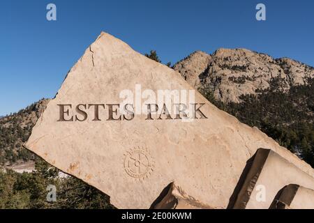 Estes Park, CO - 29 novembre 2020: Segno monolitico di pietra al confine del Parco Estes lungo la strada 36 Foto Stock