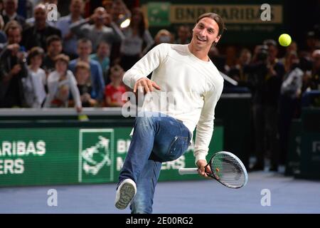 Il calciatore Zlatan Ibrahimovic dopo la partita Novak Djokovic di Serbia contro Roger Federer della Svizzera durante il BNP Paribas Masters Series Tennis Open 2013 al Palais Omnisports de Paris-Bercy a Parigi, Francia, il 2 novembre 2013. Foto di ABACAPRESS.COM Foto Stock