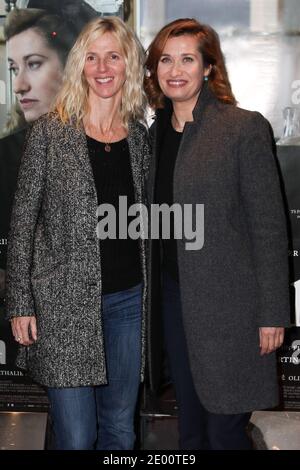 Sandrine Kiberlain ed Emmanuelle Devos in occasione della prima del film Violette tenuto presso l'UGC Les Halles a Parigi, Francia, il 4 novembre 2013. Foto di Audrey Poree/ABACAPRESS.COM Foto Stock