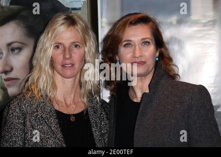 Sandrine Kiberlain ed Emmanuelle Devos in occasione della prima del film Violette tenuto presso l'UGC Les Halles a Parigi, Francia, il 4 novembre 2013. Foto di Audrey Poree/ABACAPRESS.COM Foto Stock