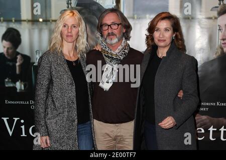 Sandrine Kiberlain, Martin Provost e Emmanuelle Devos alla prima del film Violette tenuto presso l'UGC Les Halles a Parigi, Francia, il 4 novembre 2013. Foto di Audrey Poree/ABACAPRESS.COM Foto Stock