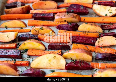 Ristorante, vegetarianismo, veloce, salute, ricette concetti - forno cotta verdure tagliate patate carote, funghi con aneto stagionante. Arrosto Foto Stock