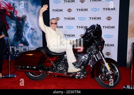 Stan Lee arriva alla prima di 'Thor: The Dark World' di Marvel al Teatro El Capitan di Los Angeles, CA, USA il 4 novembre 2013. Foto di Lionel Hahn/ABACAPRESS.COM Foto Stock