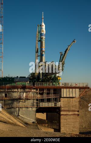 Il razzo Soyuz TMA-11M, adornato con il logo del Comitato organizzatore Olimpico Sochi e altre opere d'arte correlate, è visto dopo essere stato eretto in posizione presso la rampa di lancio martedì 5 novembre 2013, presso il Cosmodromo Baikonur in Kazakistan. Il lancio del razzo Soyuz è previsto per il 7 novembre e invierà la spedizione 38 Soyuz Comandante Mikhail Tyurin di Roscosmos, l'ingegnere di volo Rick Mastracchio della NASA e l'ingegnere di volo Koichi Wakata della Japan Aerospace Exploration Agency in una missione di sei mesi a bordo della Stazione spaziale Internazionale. Handout Foto di Bill Ingalls/NASA/CNP/A. Foto Stock